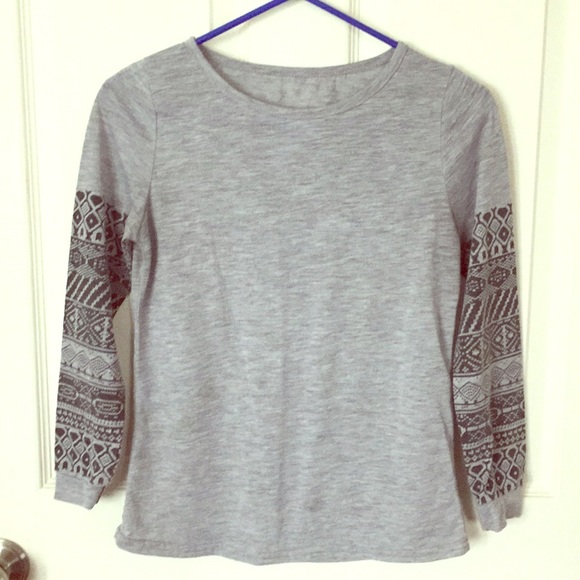 Grey Top with black tribal patterned sleeves - Picture 1 of 2